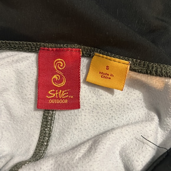 She camo/black yoga s - Picture 2 of 2